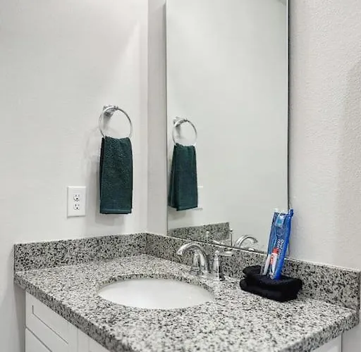 New Near Uwf & Pns Beach! Apartment