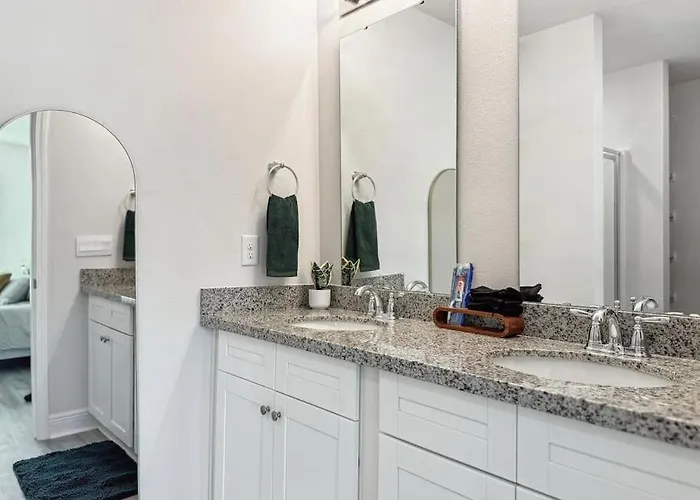 New Near Uwf & Pns Beach! Apartment