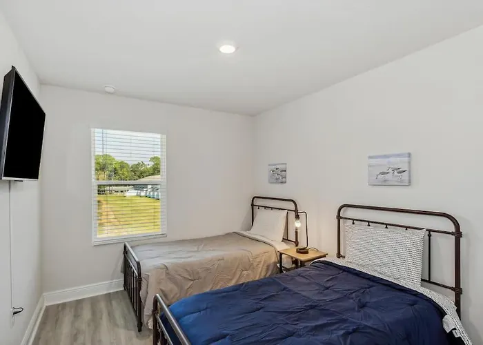 Apartment New Near Uwf & Pns Beach!