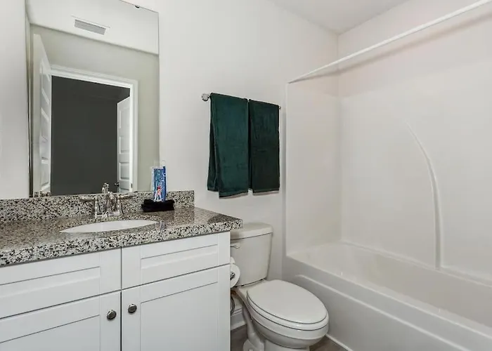 New Near Uwf & Pns Beach! Apartment