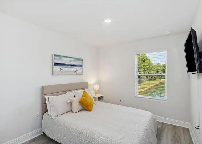 Apartment New Near Uwf & Pns Beach!