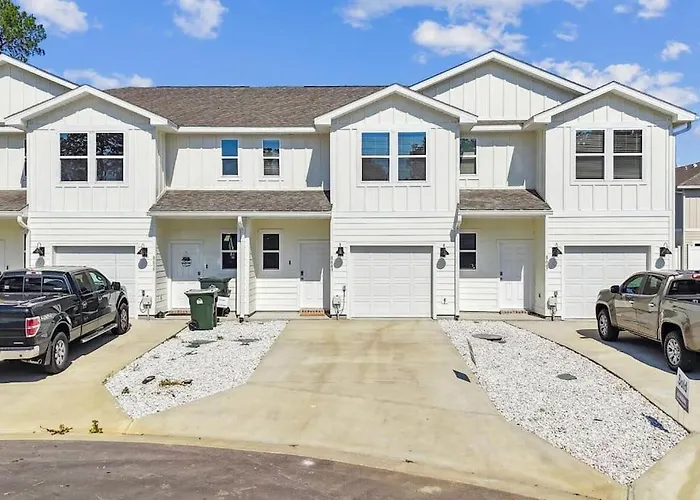 New Near Uwf & Pns Beach! * Pensacola