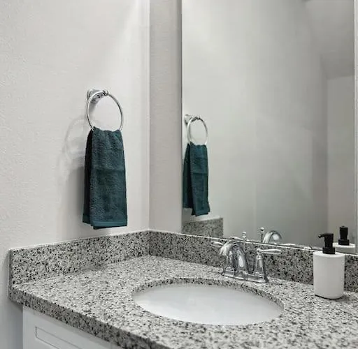 Apartment New Near Uwf & Pns Beach! *
