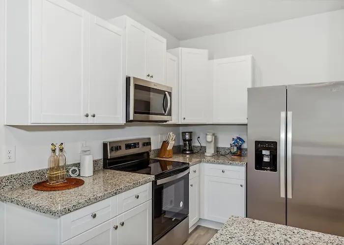 New Near Uwf & Pns Beach! Apartment
