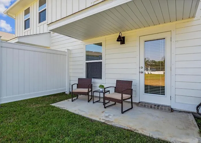 Apartment New Near Uwf & Pns Beach!
