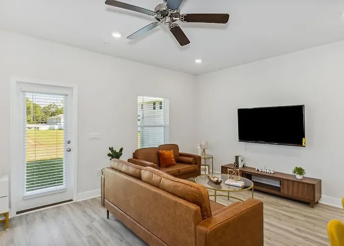 New Near Uwf & Pns Beach! Apartment