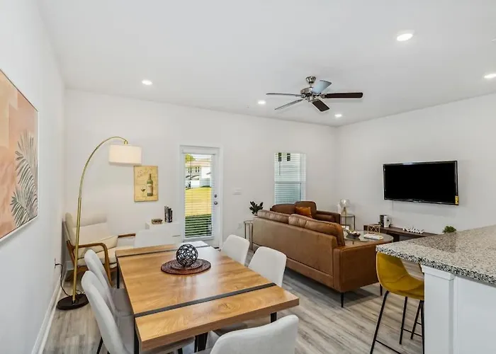 New Near Uwf & Pns Beach! Apartment