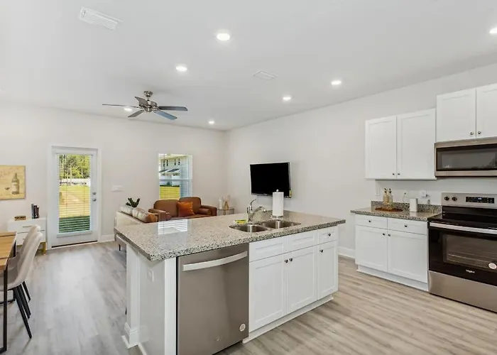 New Near Uwf & Pns Beach!